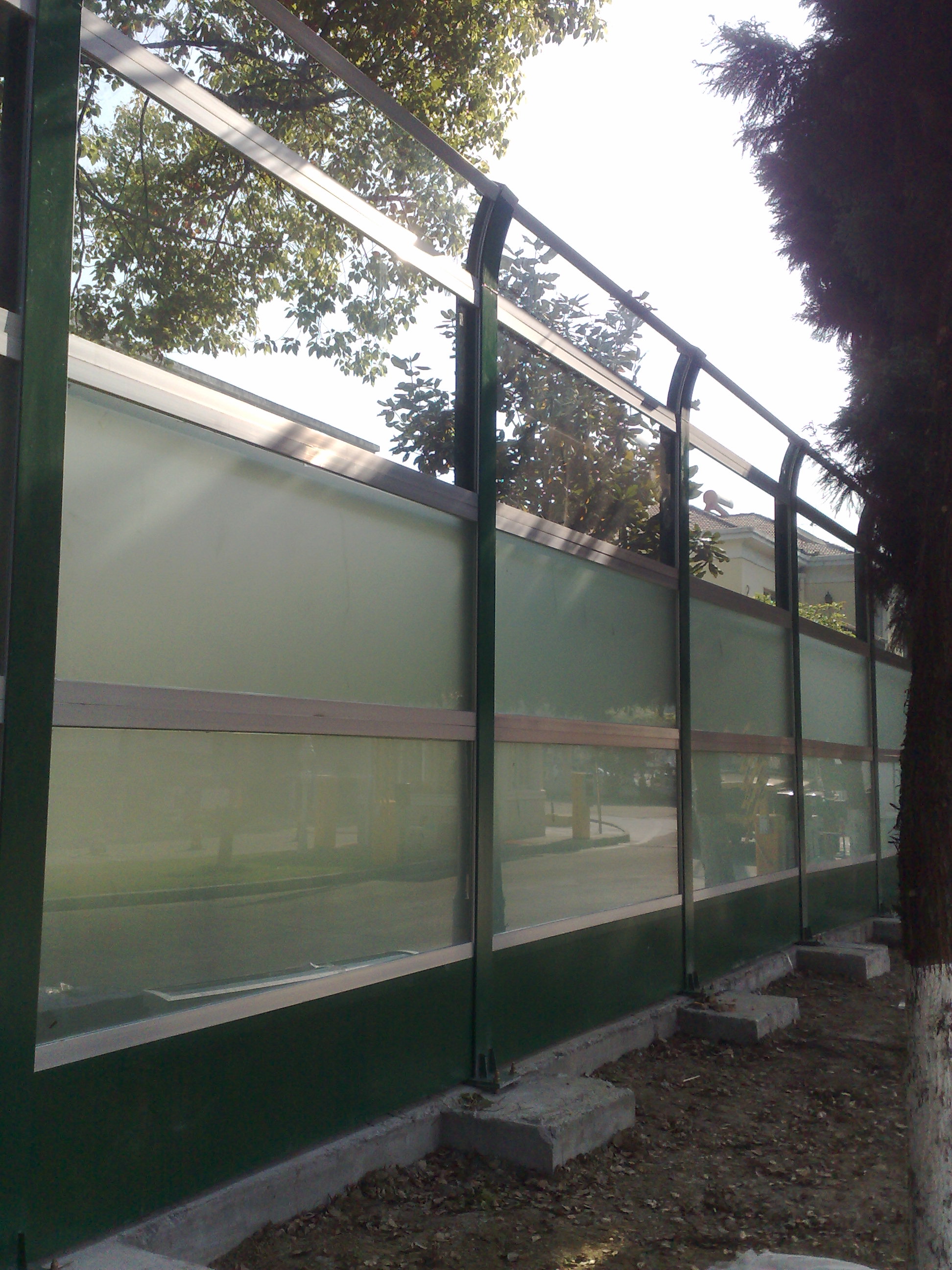 威尼斯花园透明板隔音屏障
